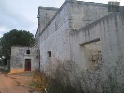 Accanto alla chiesetta si trova un�antica masseria completamente abbandonata